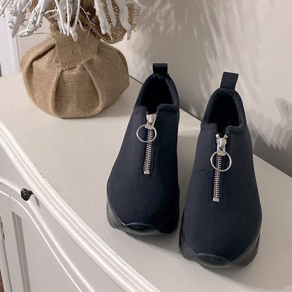 Vagabond Casey Sister Trainers